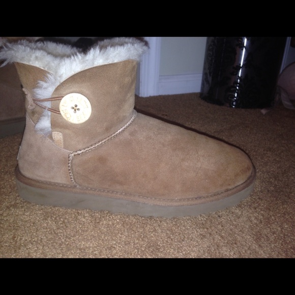 Mini Bailey button chestnut Uggs