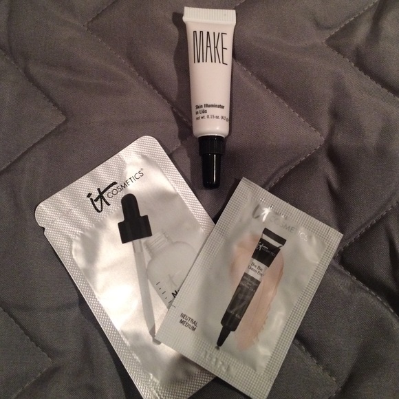 Makeup sample bundle