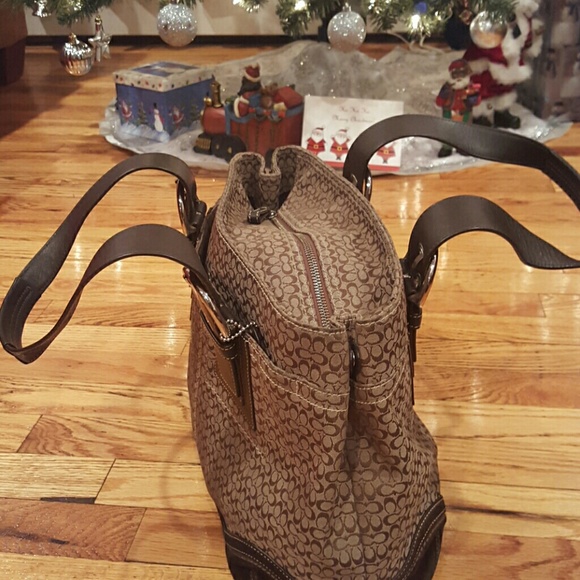 Signature Coach Hand Bag - Picture 2 of 4