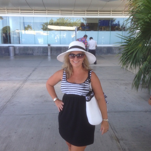 Meet your Posher, Cici - Picture 5 of 6