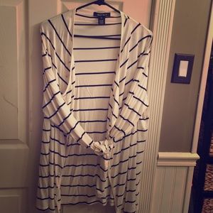 Long sleeve cardigan with scalloped front