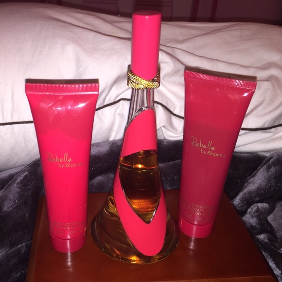 ✨perfume, shower gel, and body lotion by Rihanna✨