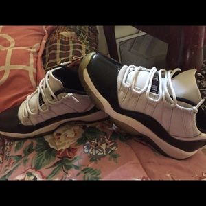 Low top tennis shoes