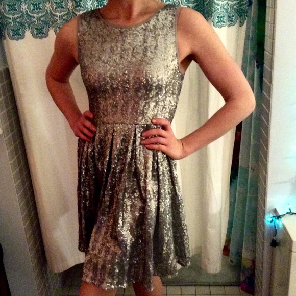 ISSI GREY SEQUIN PARTY DRESS FANTASTIC!!! - Picture 2 of 3