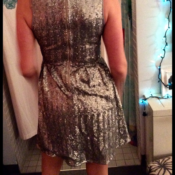 ISSI GREY SEQUIN PARTY DRESS FANTASTIC!!! - Picture 3 of 3
