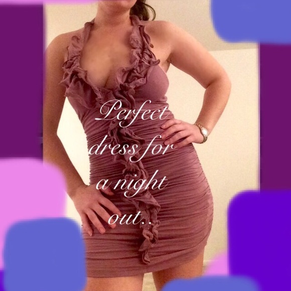 💔 Break hearts in this SEXY halter dress!