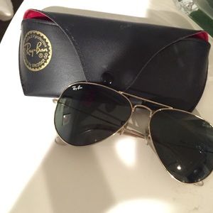 Black Ray-Ban aviators