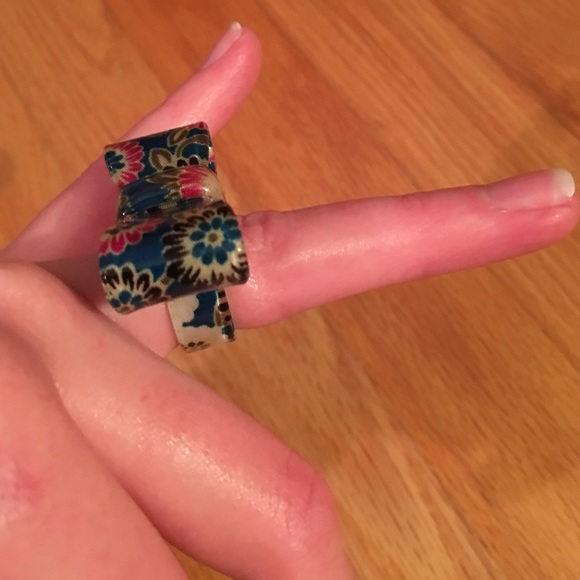 Bow shaped plastic ring - Picture 2 of 3