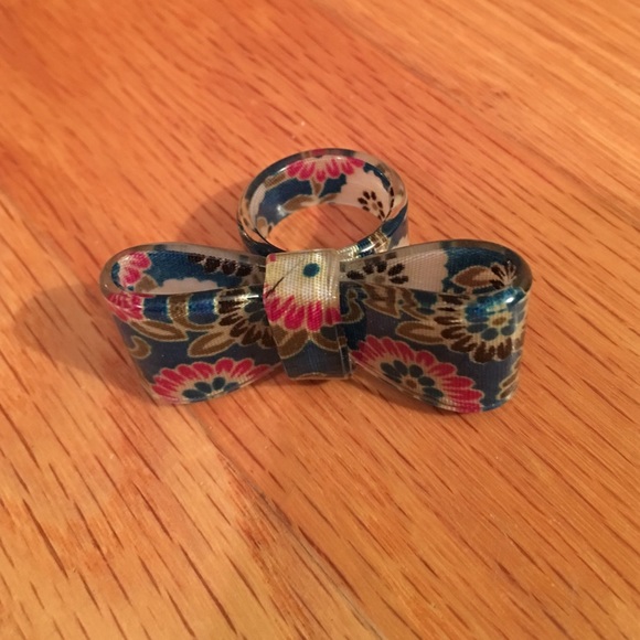 Bow shaped plastic ring - Picture 3 of 3