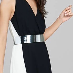 Metallic double snap stretch belt.