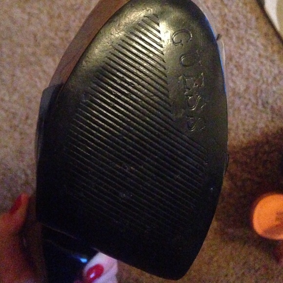 Guess Pumps - Picture 3 of 4