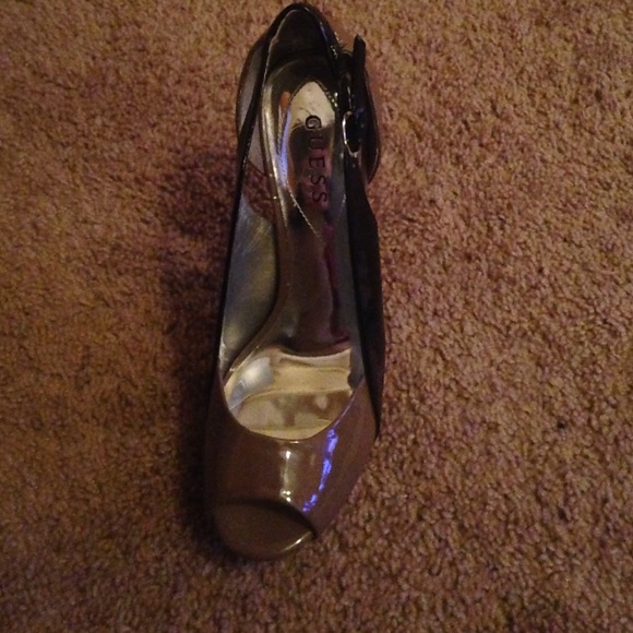 Guess Pumps - Picture 4 of 4