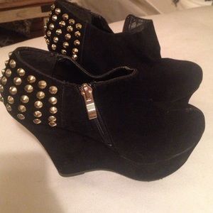 Studded wedges