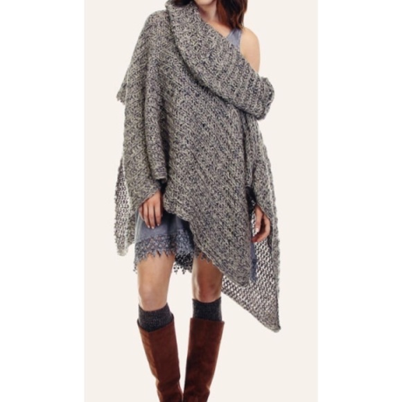 Sweaters - 🎉 Host Pick 🎉Ivory Cowl Neck Poncho 🎀