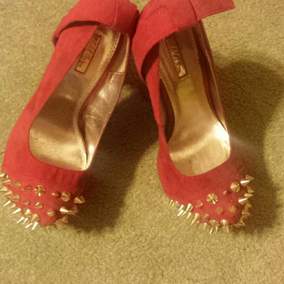 Red spiked heels - Picture 2 of 3