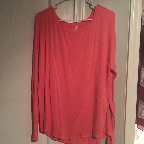 Under Armour Loose Fit Long Sleeve Work Out shirt