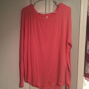 Under Armour Loose Fit Long Sleeve Work Out shirt