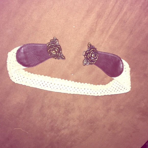 Crocheted belt, with rose accents