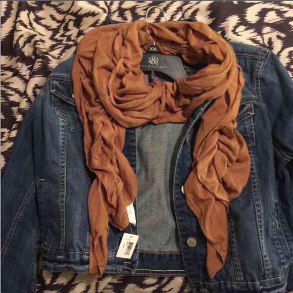 Brown frilly scarf