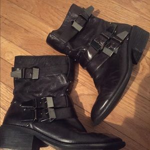 B Makowsky Leather Ankle Boots