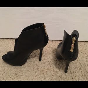 Guess Ankle Boot Stilettos!! Size 6M!! Like new!