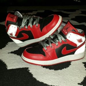 NIKE  - JORDANS (youth 5.5 - Size 6.5 - 7 women's)