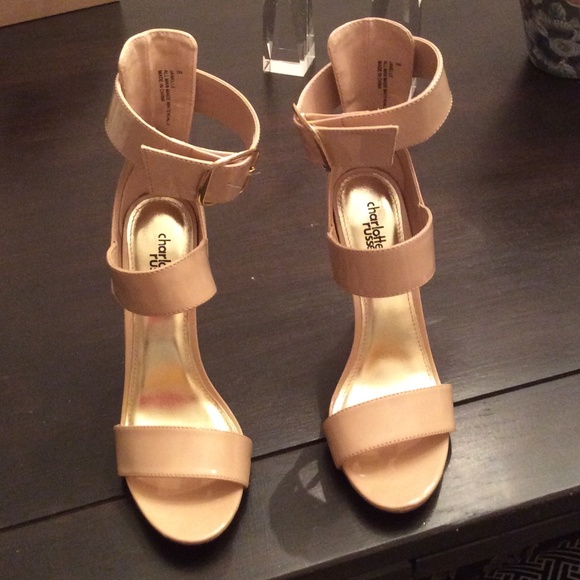 BRAND NEW! Patent leather nude heels!