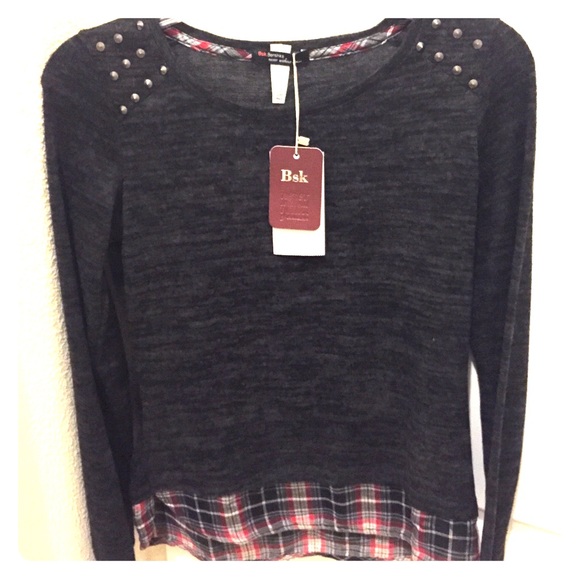 Black top with studded shoulders // Bershka