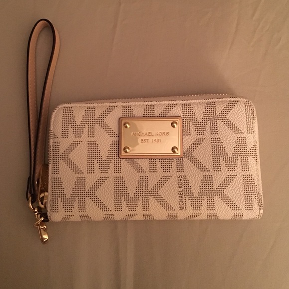 Michael Kors Handbags - Michael kors jet set wristlit/wallet in vanilla