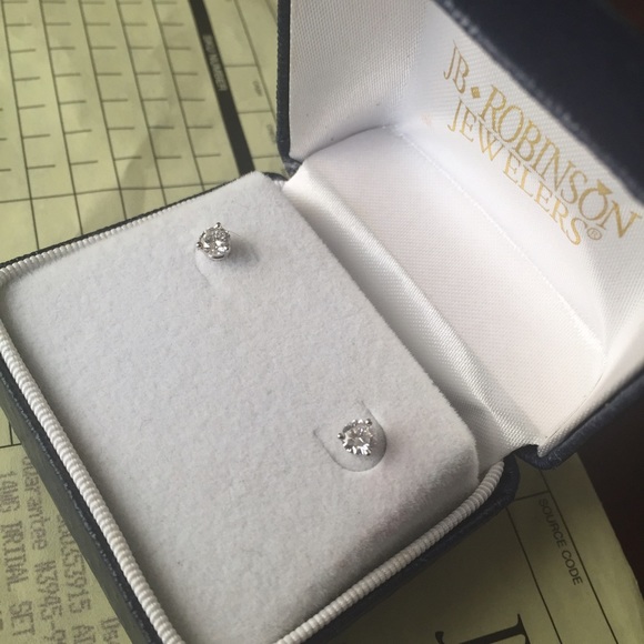 LEO Diamond earrings - Picture 1 of 4