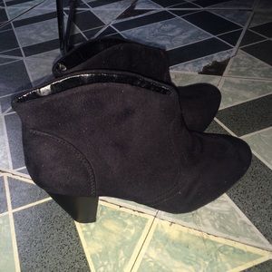 Black booties with heel!!!