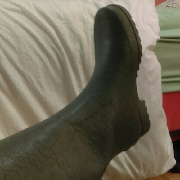 Ugg rain boots - Picture 1 of 2