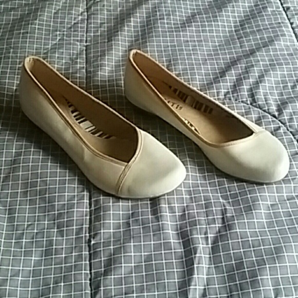 NWOT... Casual Flats - Picture 1 of 4