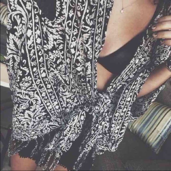 ❌SOLD❌Black and white billabong kimono