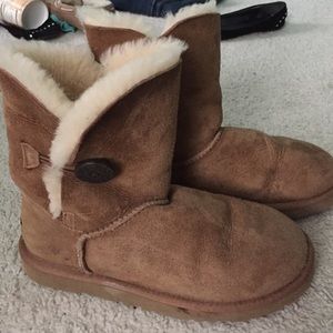 Like new Bailey button brown uggs
