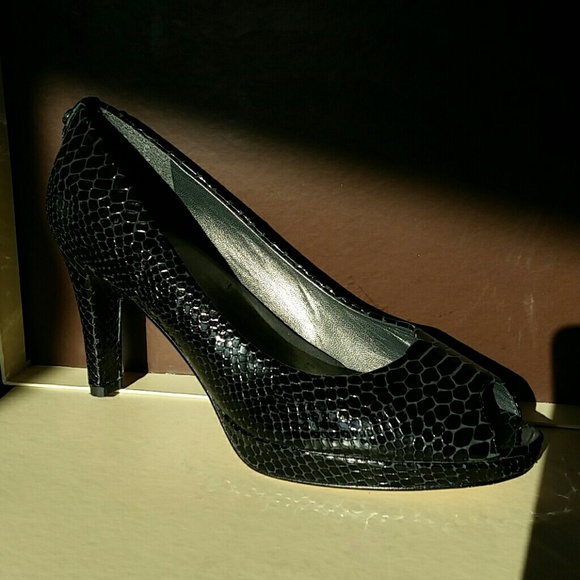 Stuart Weitzman LogoPlainfield Pump