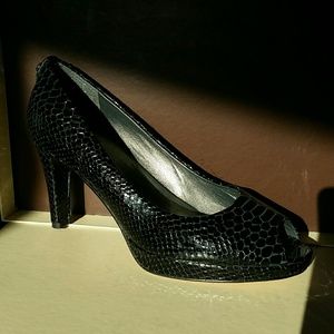 Stuart Weitzman LogoPlainfield Pump