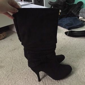 Heeled black boots
