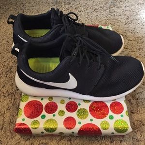 Woman's Nike Roshes size 7.5