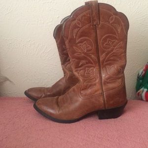Selling 9 1/2 women's Ariat Boots