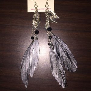 Feather dangling earrings