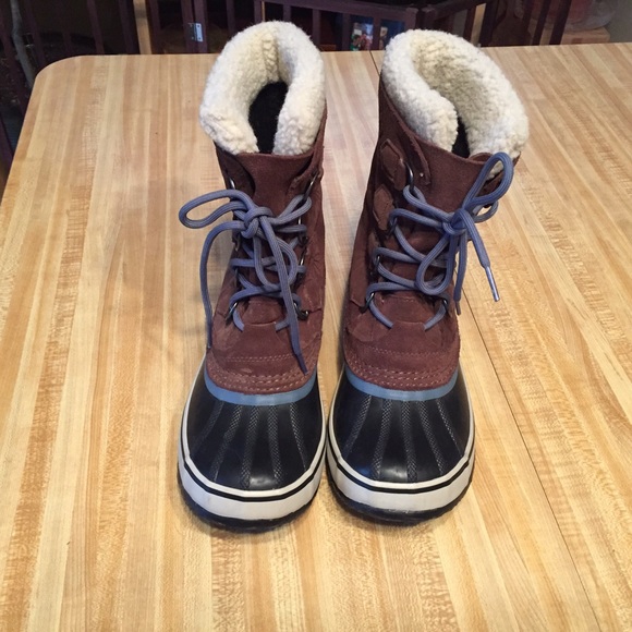 Women's Sorel Boots! Super cute flower design!