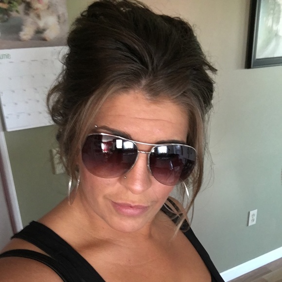 Meet your Posher, Crystal - Picture 2 of 2