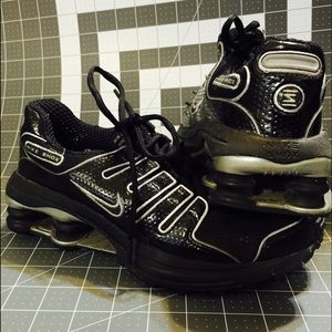 Black and silver Nike shox size 6Y
