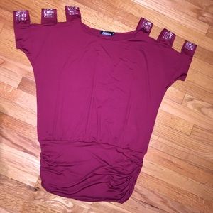FREE SHIPPING! 🎉HP!🎉 Burgundy Top Cut Out Sleeve