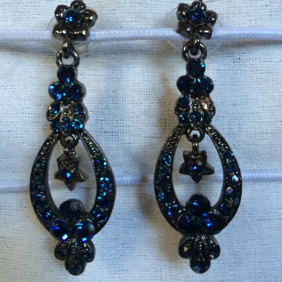 Vintage style crystal dangle earrings. OBO!!