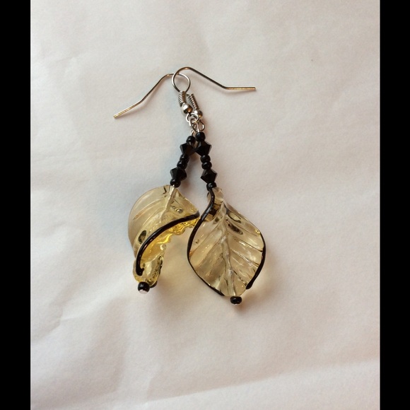 BOGO SALE 🍃 Twirly Leaf Earrings - Picture 2 of 4