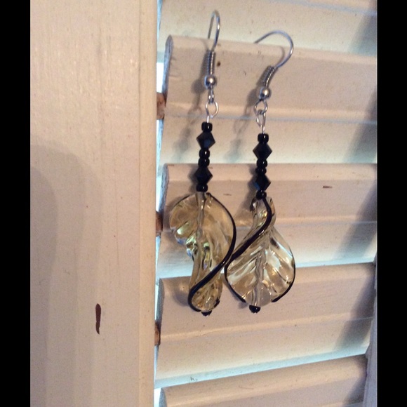 BOGO SALE 🍃 Twirly Leaf Earrings - Picture 3 of 4