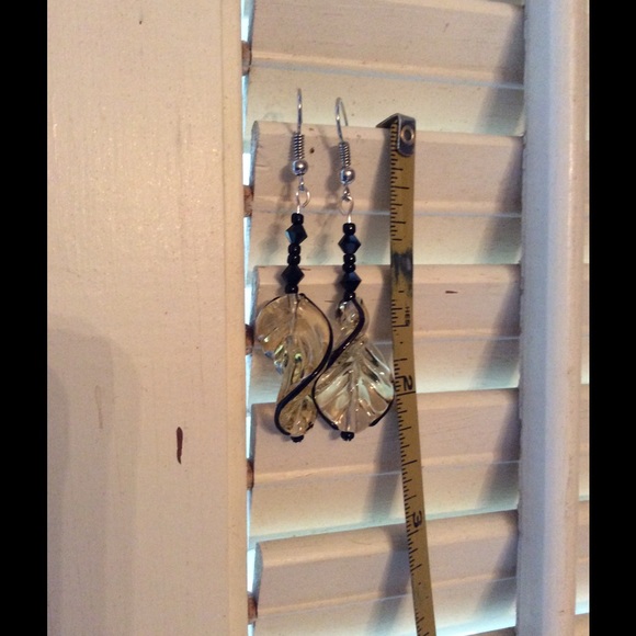 BOGO SALE 🍃 Twirly Leaf Earrings - Picture 4 of 4