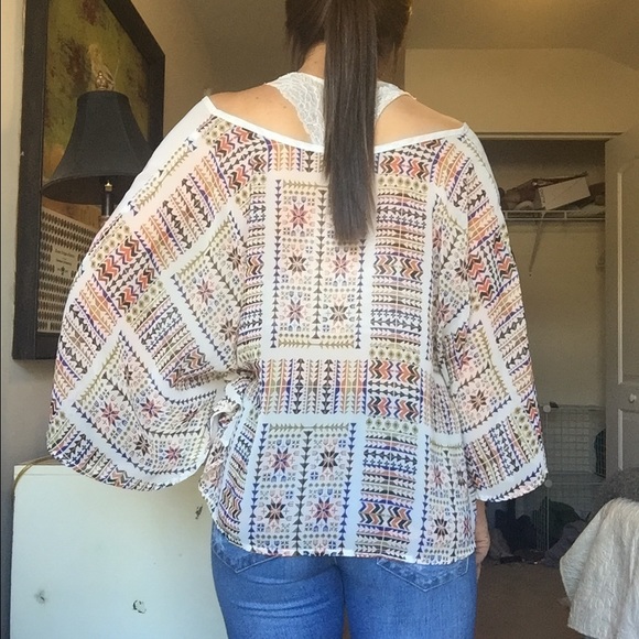 White chiffon shirt with pattern on the back - Picture 2 of 3